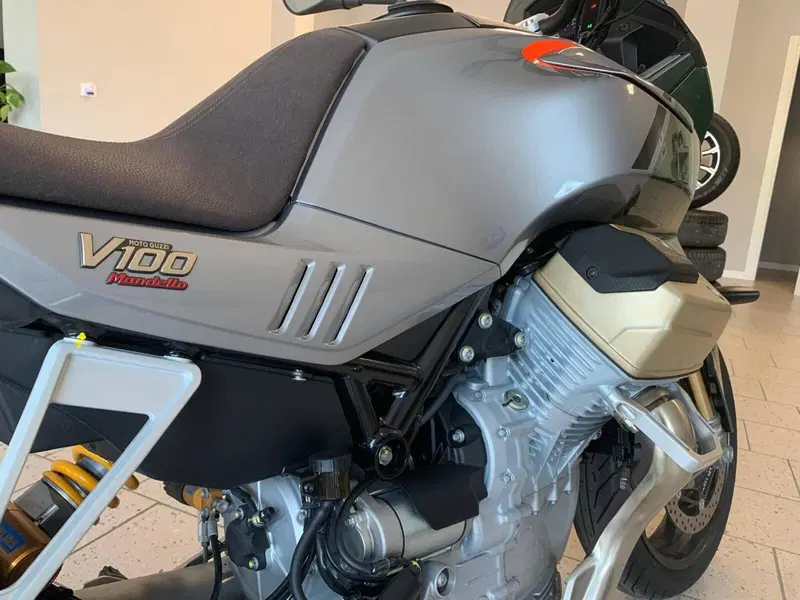 Moto Guzzi V100 Mandello S (2022 - 24) (12)