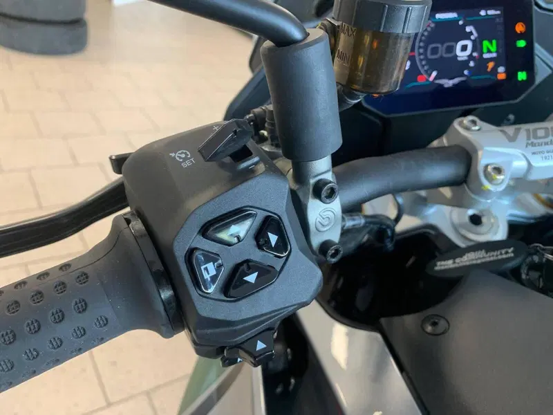 Moto Guzzi V100 Mandello S (2022 - 24) (14)