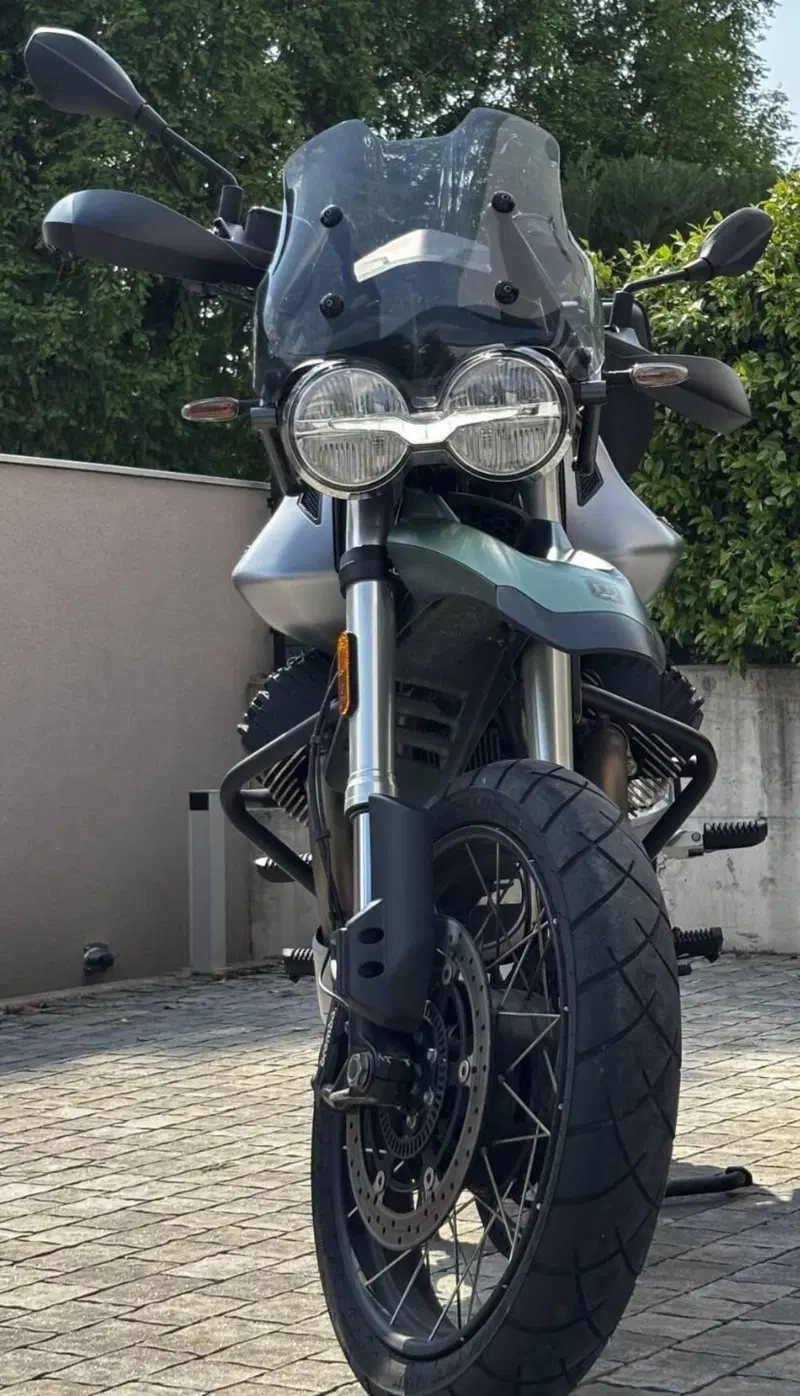 Moto Guzzi V85 TT Centenario (2021 - 22) (2)