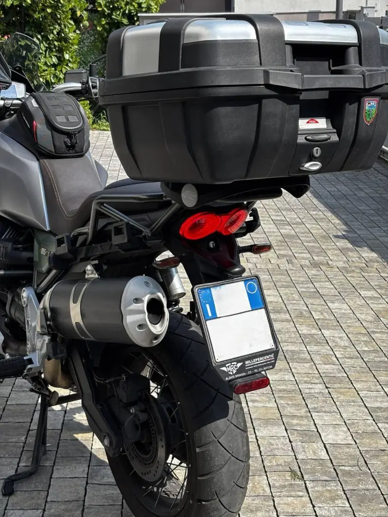 Moto Guzzi V85 TT Centenario (2021 - 22) (3)