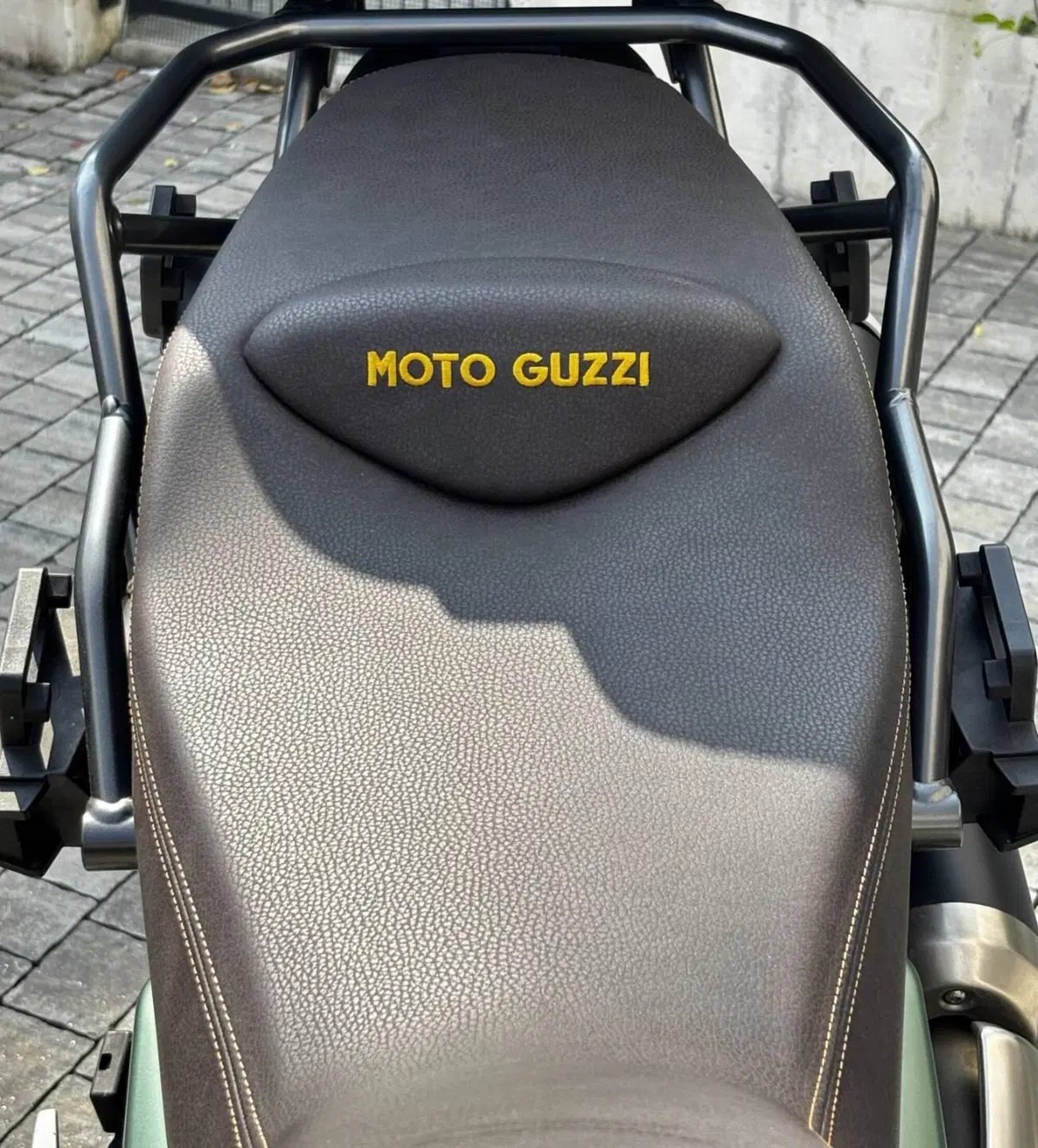 Moto Guzzi V85 TT Centenario (2021 - 22) (9)