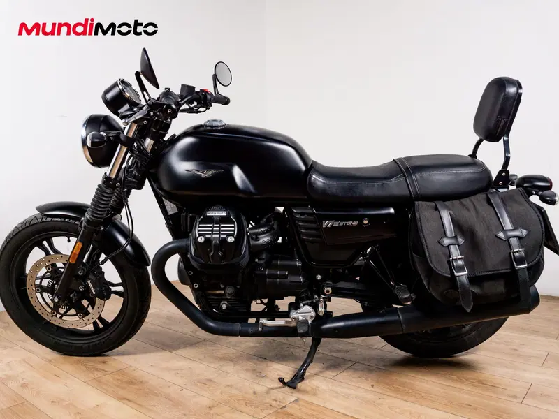 Moto Guzzi V7 III Stone (2017 - 20) (6)
