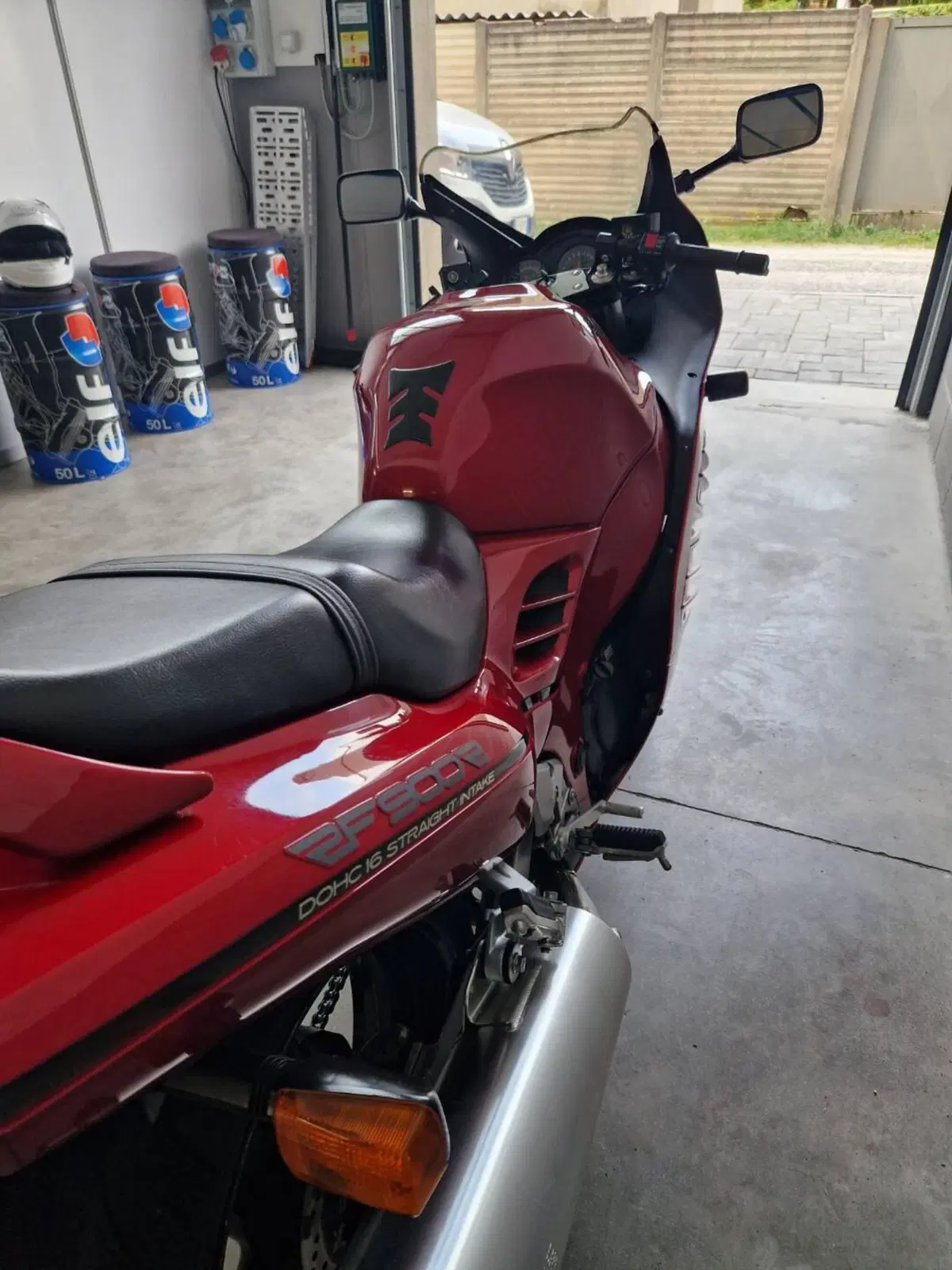 Suzuki RF900 (3)