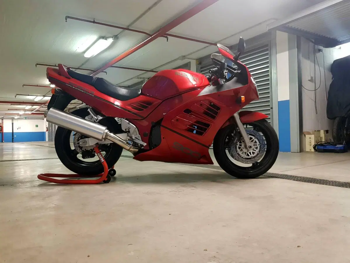 Suzuki RF900 (7)
