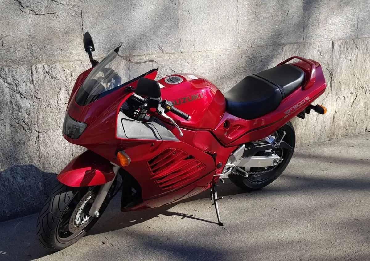 Suzuki RF900 (8)
