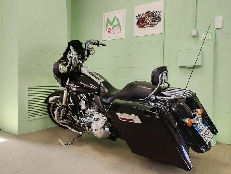 Harley-Davidson 1690 Street Glide (2011 - 13) - FLHX (2)