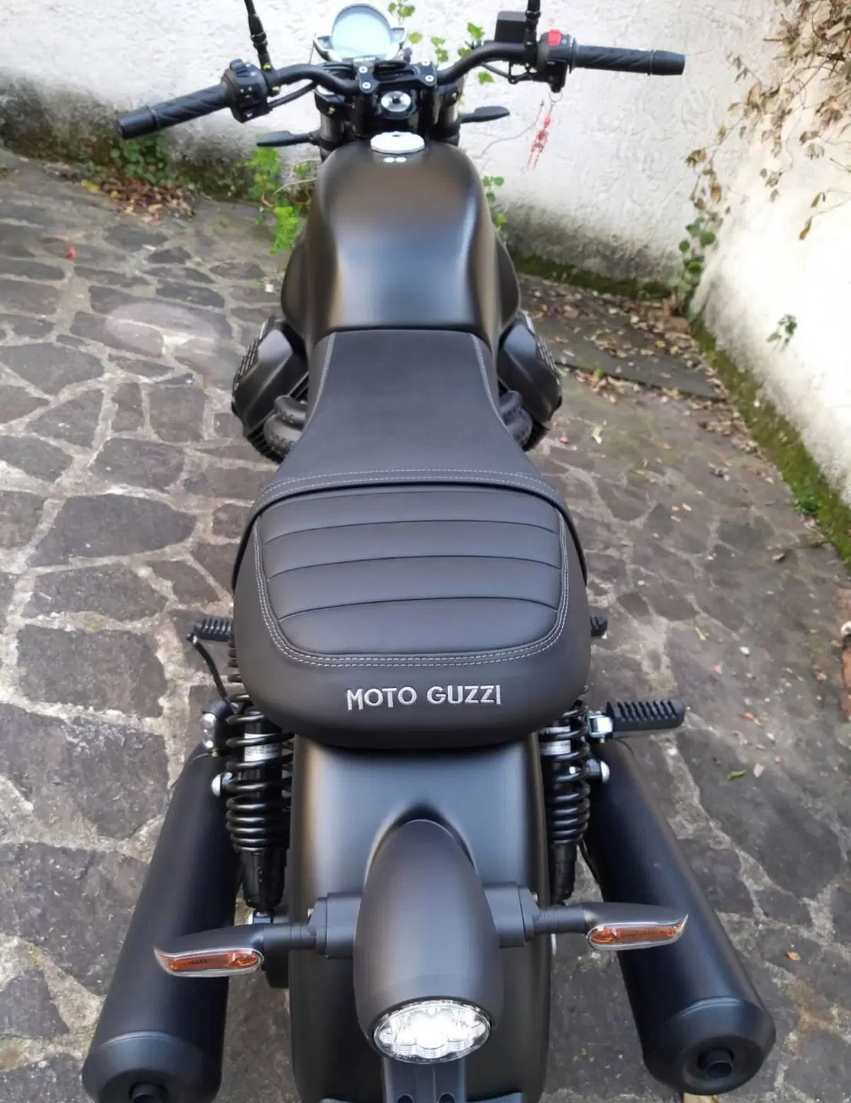 Moto Guzzi V7 Stone (2021 - 24) (3)