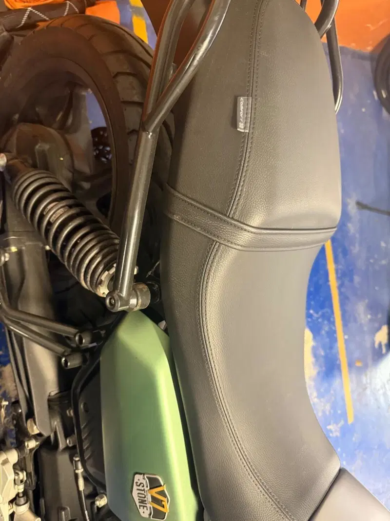Moto Guzzi V7 Stone Centenario (2021 - 22) (3)
