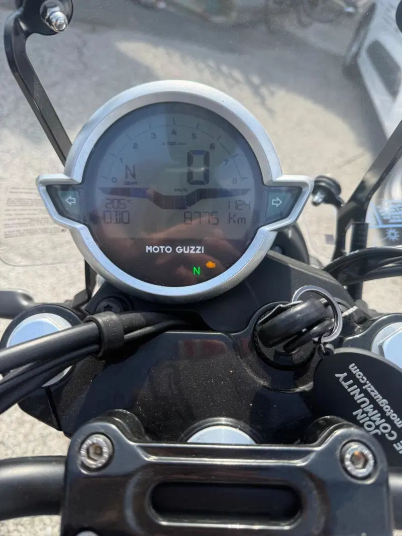 Moto Guzzi V7 Stone Centenario (2021 - 22) (5)