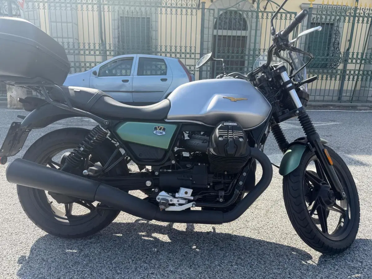 Moto Guzzi V7 Stone Centenario (2021 - 22) (10)