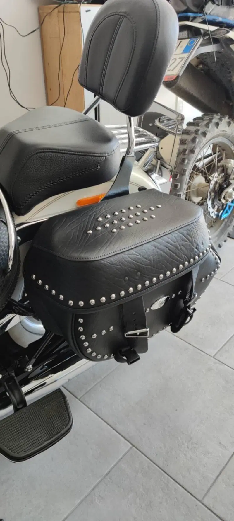 Harley-Davidson 1690 Deluxe ABS (2011 - 16) - FLSTN (4)