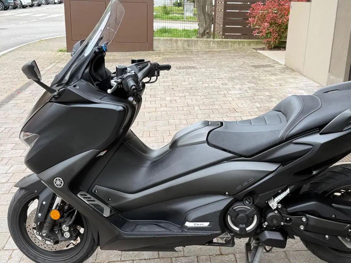 Yamaha T-Max 560 20° anniversario (2021) (3)