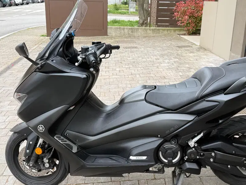 Yamaha T-Max 560 20° anniversario (2021) (3)