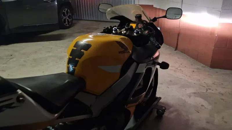 Honda CBR 900 RR Fireblade (2000 - 01) (4)
