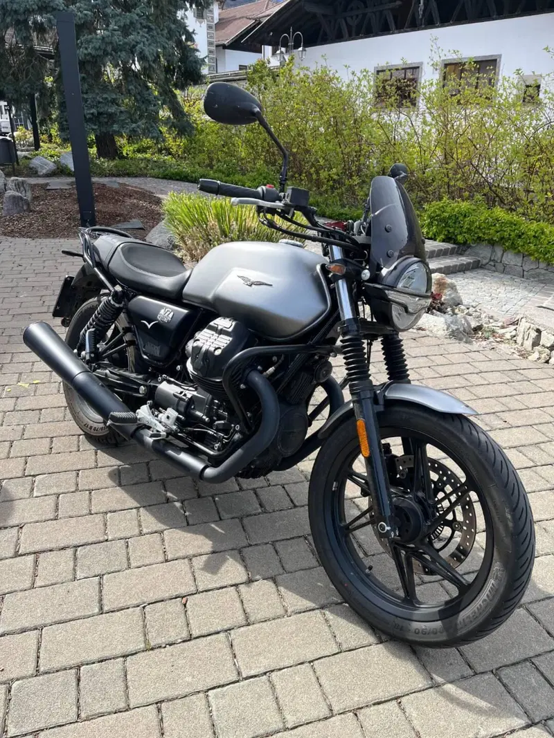 Moto Guzzi V7 Stone (2021 - 24) (2)