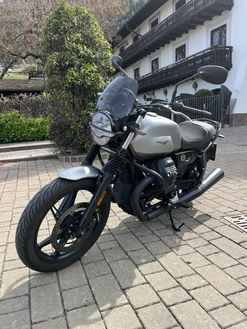 Moto Guzzi V7 Stone (2021 - 24)