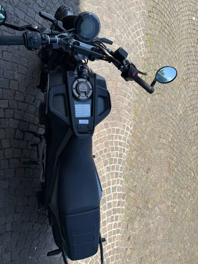Husqvarna Svartpilen 125 (2021 - 23) (2)