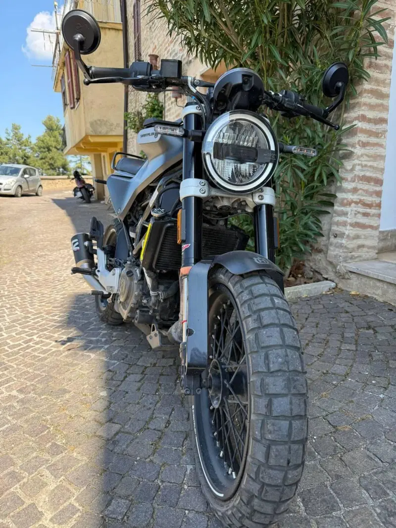 Husqvarna Svartpilen 125 (2021 - 23) (3)
