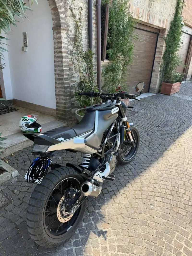 Husqvarna Svartpilen 125 (2021 - 23) (4)