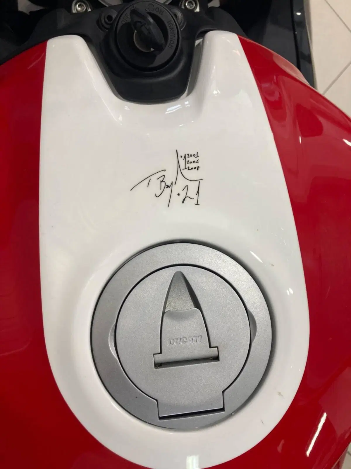 Ducati Panigale V2 Bayliss 1st Championship 20th Anniversary (2021 - 24) (9)