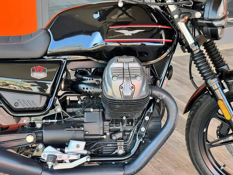 Moto Guzzi V7 Stone Special Edition (2022 - 25) (3)