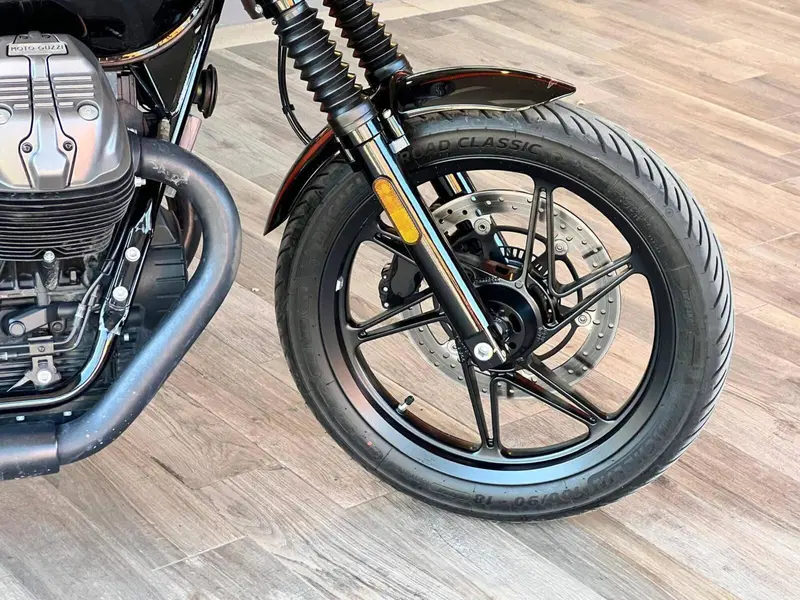 Moto Guzzi V7 Stone Special Edition (2022 - 25) (4)