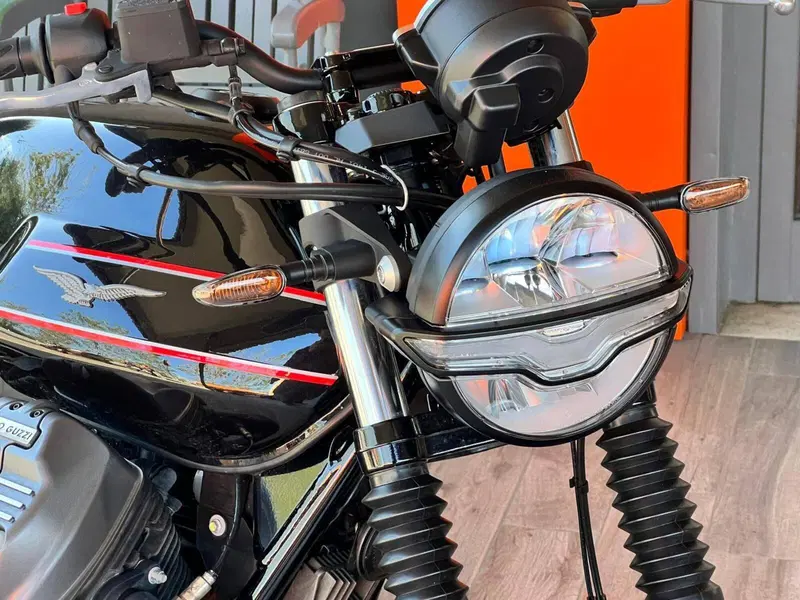 Moto Guzzi V7 Stone Special Edition (2022 - 25) (2)