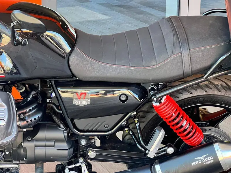 Moto Guzzi V7 Stone Special Edition (2022 - 25) (11)
