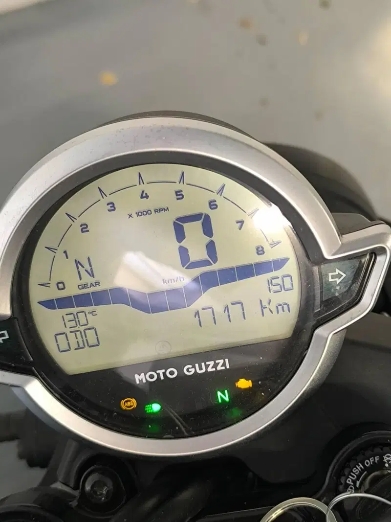 Moto Guzzi V7 Stone (2021 - 24) (6)