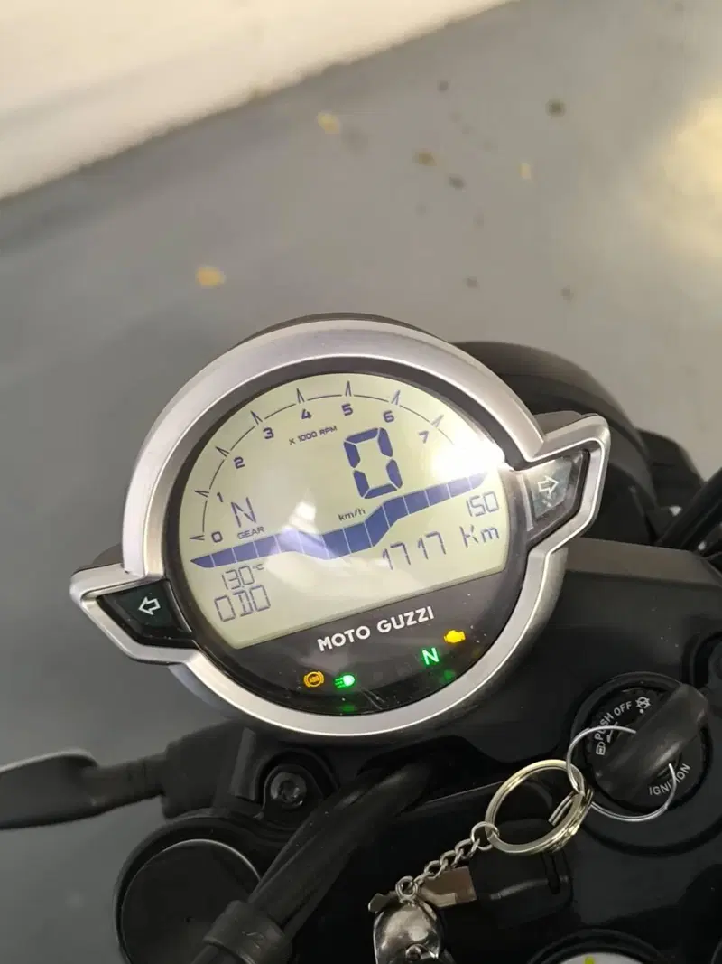 Moto Guzzi V7 Stone (2021 - 24) (7)