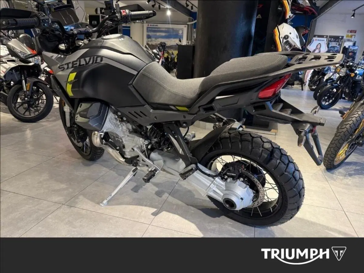 Moto Guzzi Stelvio (2024 - 26) (4)