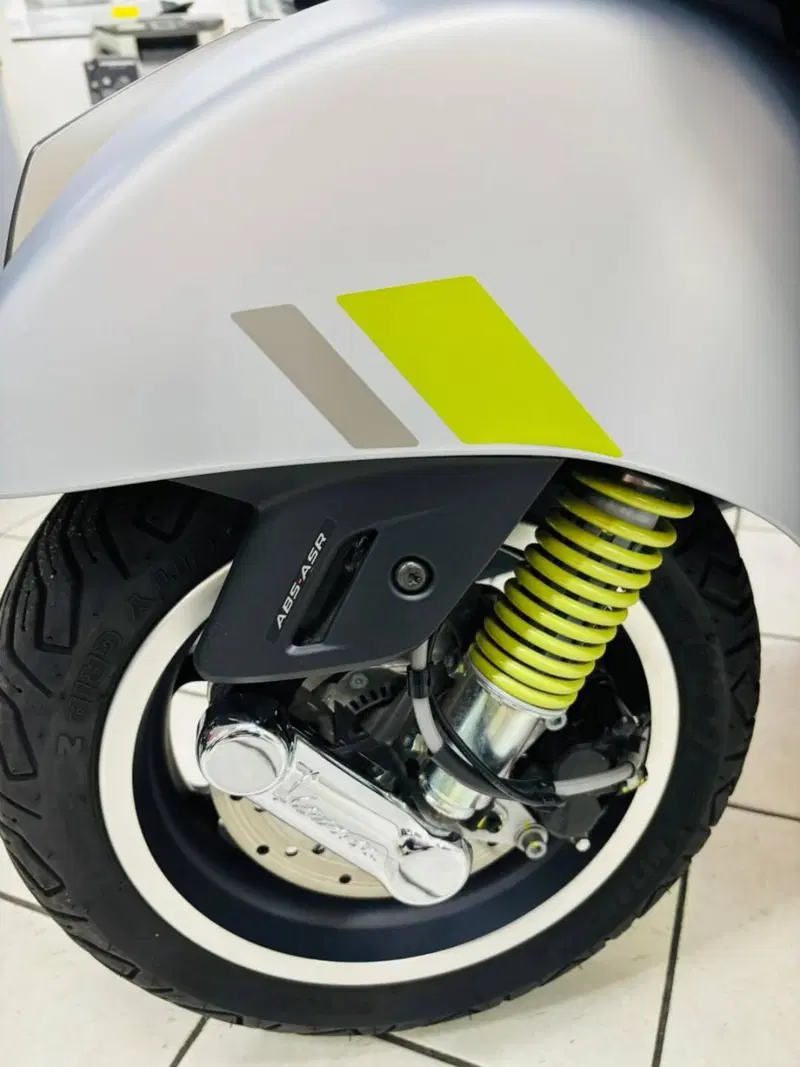 Vespa GTS 300 Super Tech (2023 - 24) (2)