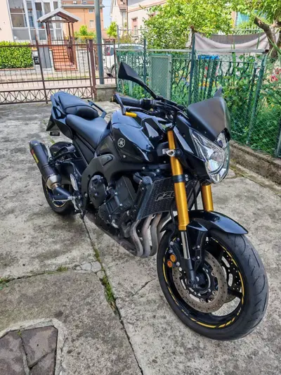 Yamaha FZ8 (2013 - 16) usata