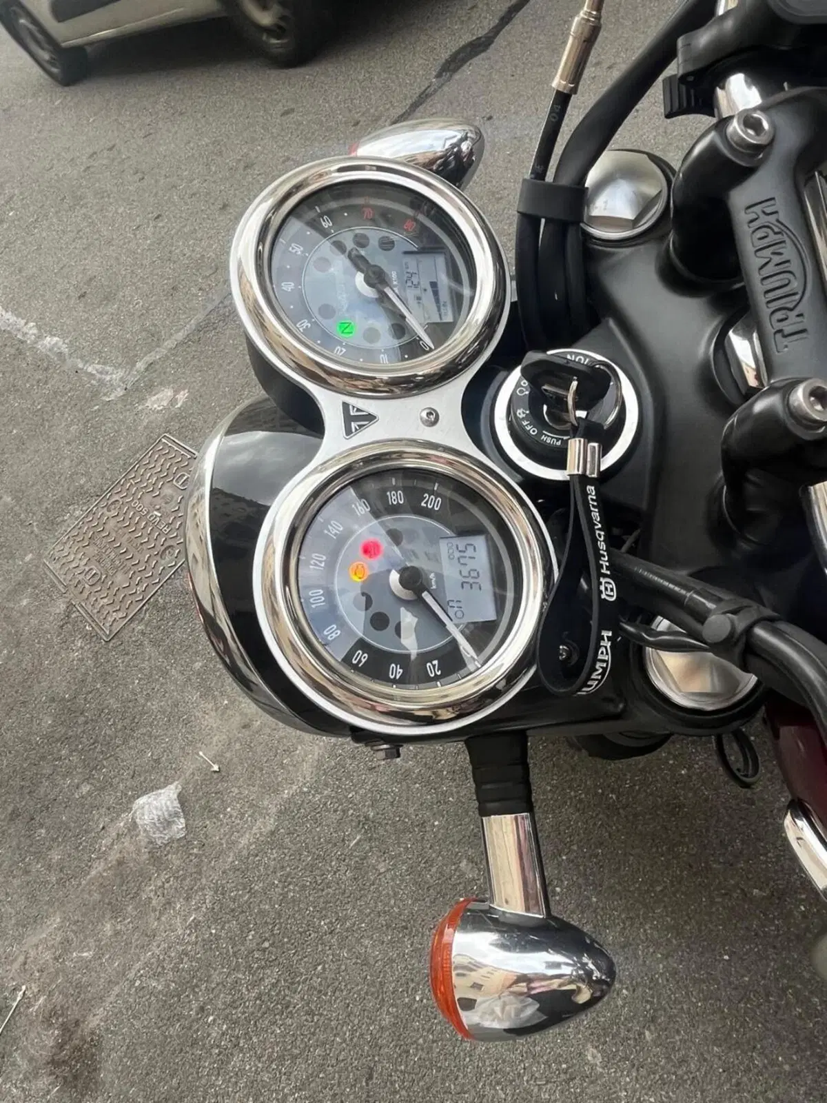 Triumph Bonneville T120 Gold Line Edition (2022 - 23) (7)