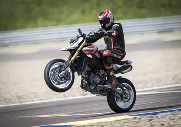 Ducati Hypermotard V2 SP 2026 test: la migliore di sempre? Pregi e difetti [VIDEO E GALLERY]