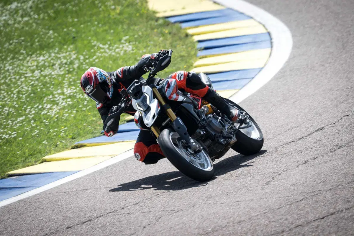 Ducati Hypermotard V2 SP 2026 test: meglio della 950? Pregi e difetti [VIDEO E GALLERY]