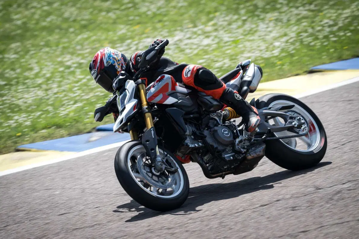 Ducati Hypermotard V2 SP 2026 test: meglio della 950? Pregi e difetti [VIDEO E GALLERY] (2)