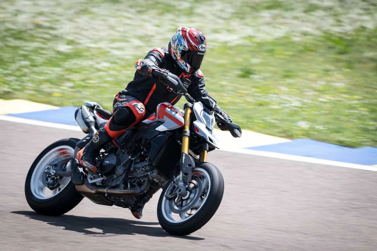 Ducati Hypermotard V2 SP 2026 test: meglio della 950? Pregi e difetti [VIDEO E GALLERY] (3)