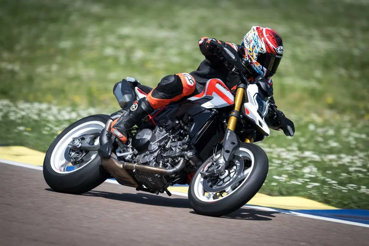 Ducati Hypermotard V2 SP 2026 test: meglio della 950? Pregi e difetti [VIDEO E GALLERY] (5)