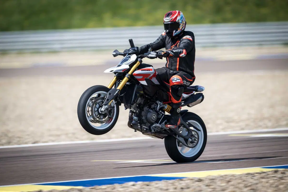 Ducati Hypermotard V2 SP 2026 test: meglio della 950? Pregi e difetti [VIDEO E GALLERY] (6)