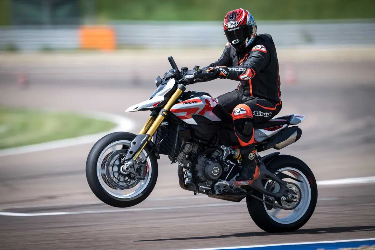 Ducati Hypermotard V2 SP 2026 test: meglio della 950? Pregi e difetti [VIDEO E GALLERY] (7)