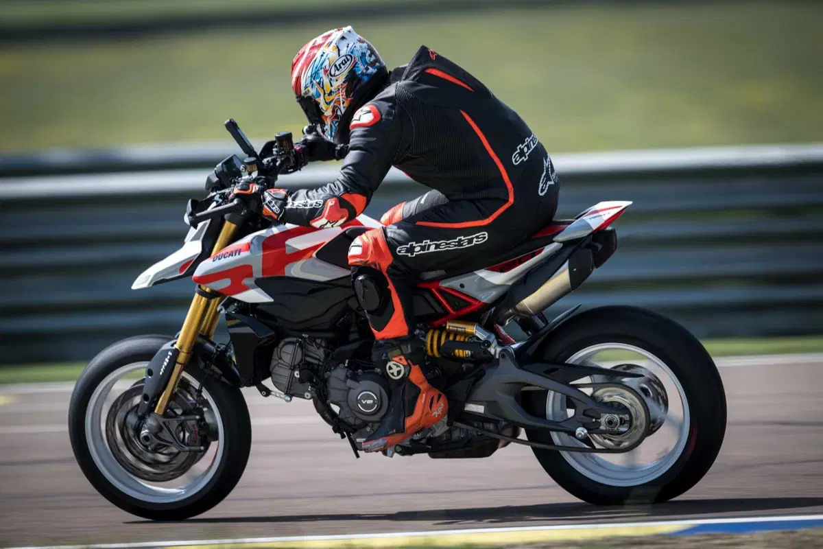 Ducati Hypermotard V2 SP 2026 test: meglio della 950? Pregi e difetti [VIDEO E GALLERY] (8)