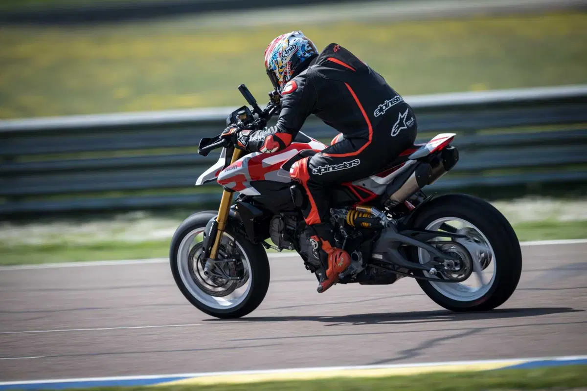 Ducati Hypermotard V2 SP 2026 test: meglio della 950? Pregi e difetti [VIDEO E GALLERY] (9)