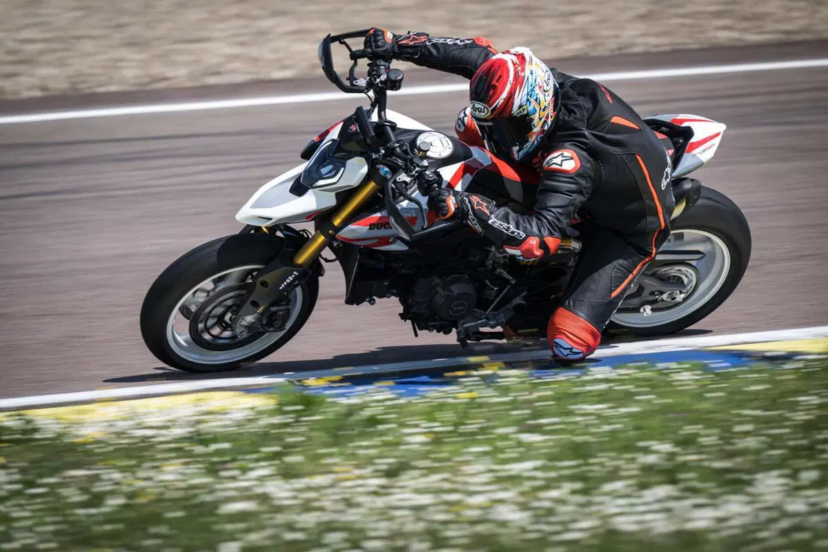 Ducati Hypermotard V2 SP 2026 test: meglio della 950? Pregi e difetti [VIDEO E GALLERY] (10)