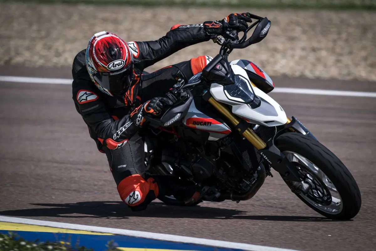 Ducati Hypermotard V2 SP 2026 test: meglio della 950? Pregi e difetti [VIDEO E GALLERY] (11)