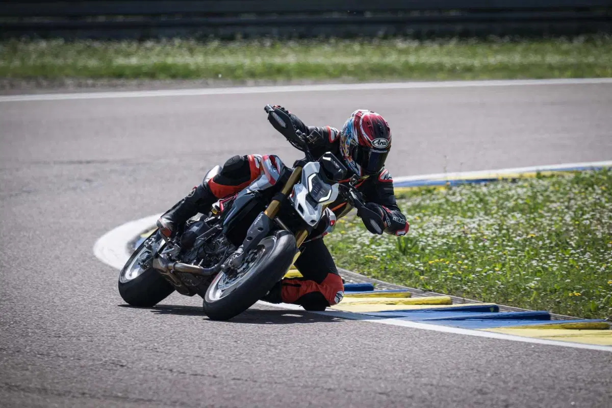 Ducati Hypermotard V2 SP 2026 test: meglio della 950? Pregi e difetti [VIDEO E GALLERY] (12)