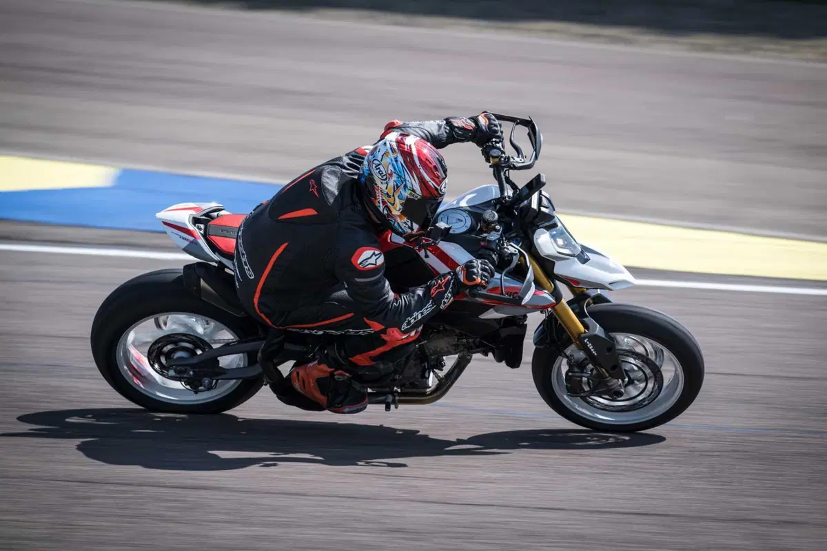 Ducati Hypermotard V2 SP 2026 test: meglio della 950? Pregi e difetti [VIDEO E GALLERY] (13)