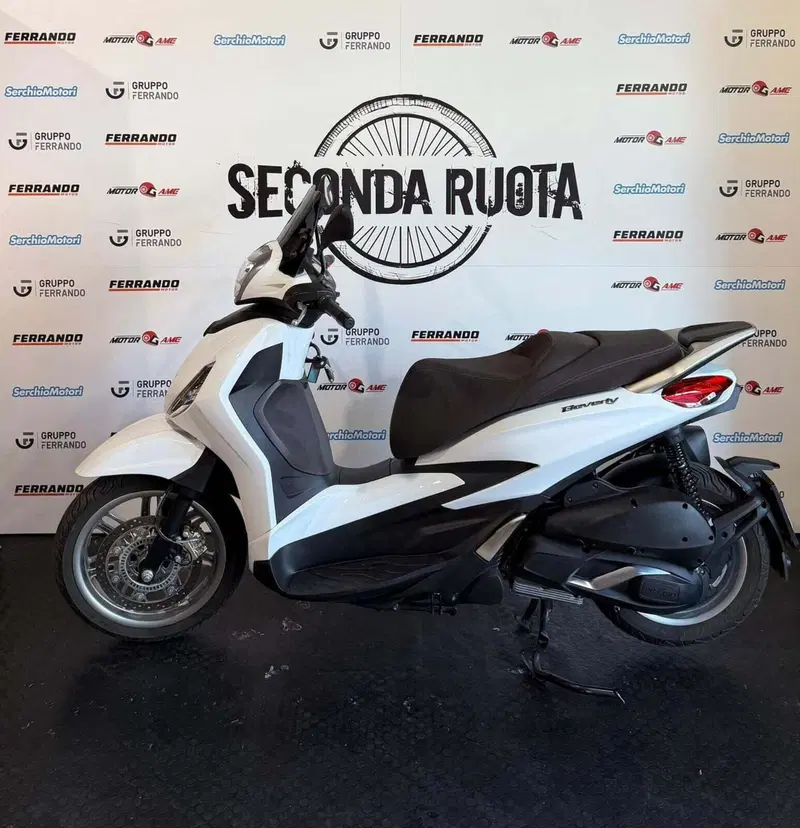 Piaggio Beverly 300 ABS-ASR (2021 - 25) (2)
