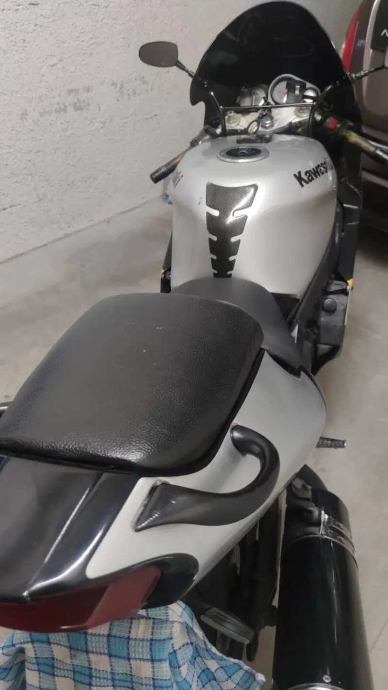 Kawasaki ZX7R  (8)