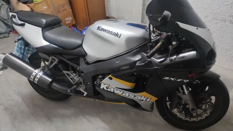 Kawasaki ZX7R  (11)